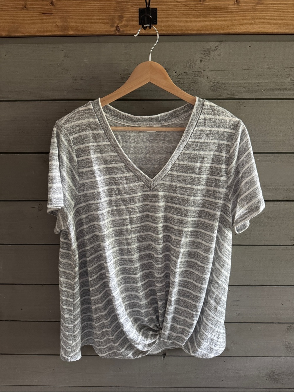 Caslon V-Neck Knot Hem Shirt - Gray